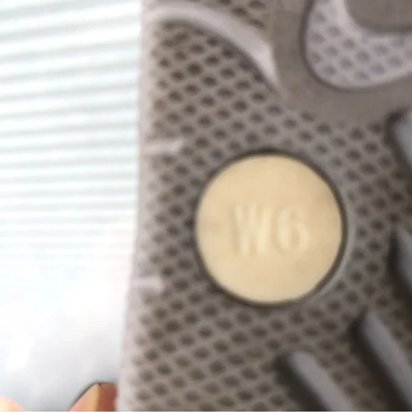 Nike Womens Cream and Gray Flip Flops sandals Size W6 - Picture 13 of 14